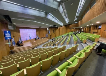 La Knesset se reúne en una sala de conferencias para una sesión en tiempos de guerra