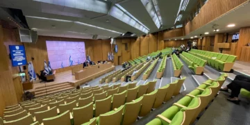 La Knesset se reúne en una sala de conferencias para una sesión en tiempos de guerra