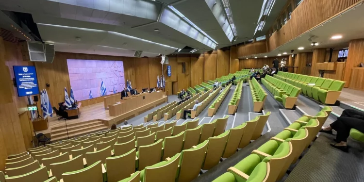 La Knesset se reúne en una sala de conferencias para una sesión en tiempos de guerra