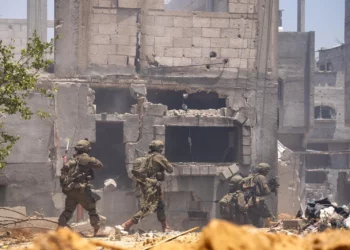 Las tropas de las FDI operan en Jan Yunis, en el sur de Gaza, en una foto publicada por el ejército el 5 de junio de 2025. (Fuerzas de Defensa de Israel)