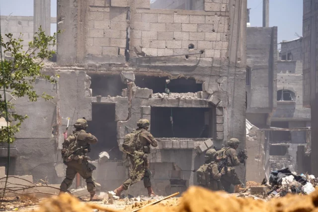Las FDI destruyen docenas de edificios con trampas explosivas en Gaza