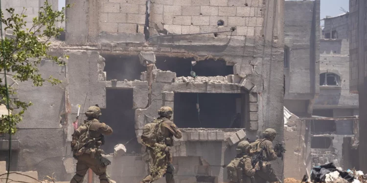 Las tropas de las FDI operan en Jan Yunis, en el sur de Gaza, en una foto publicada por el ejército el 5 de junio de 2025. (Fuerzas de Defensa de Israel)