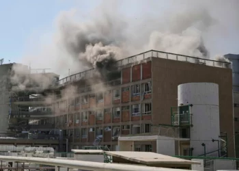 El humo se eleva desde un edificio del complejo hospitalario Soroka después de que fuera alcanzado por un misil disparado desde Irán en Beersheba, el jueves 19 de junio de 2025. (AP Foto/Leo Correa)