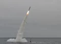 Foto de archivo del submarino de ataque rápido clase Los Ángeles USS Annapolis (SSN 760) lanzando misiles de crucero Tomahawk en 2018. (Foto de la Marina de EE. UU. por el especialista en comunicación de masas de primera clase Ronald Gutridge)