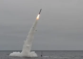 Foto de archivo del submarino de ataque rápido clase Los Ángeles USS Annapolis (SSN 760) lanzando misiles de crucero Tomahawk en 2018. (Foto de la Marina de EE. UU. por el especialista en comunicación de masas de primera clase Ronald Gutridge)