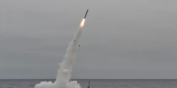 Foto de archivo del submarino de ataque rápido clase Los Ángeles USS Annapolis (SSN 760) lanzando misiles de crucero Tomahawk en 2018. (Foto de la Marina de EE. UU. por el especialista en comunicación de masas de primera clase Ronald Gutridge)