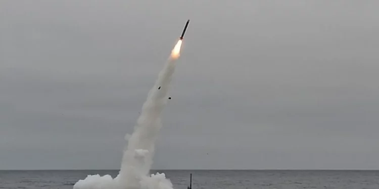 Foto de archivo del submarino de ataque rápido clase Los Ángeles USS Annapolis (SSN 760) lanzando misiles de crucero Tomahawk en 2018. (Foto de la Marina de EE. UU. por el especialista en comunicación de masas de primera clase Ronald Gutridge)