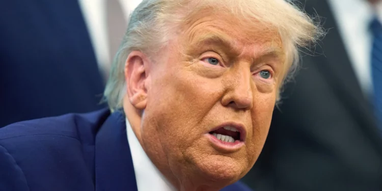 Trump “menos confiado” en el acuerdo nuclear con Irán mientras Teherán advierte contra una acción militar