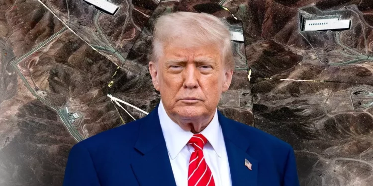 Trump niega extracción de uranio de Fordo tras ataques a Irán Donald Trump desmiente informes sobre uranio extraído de Fordo, mientras Israel y EE. UU. aseguran que los ataques retrasaron el programa nuclear iraní durante años. Trump refuta informes sobre uranio en instalación nuclear iraní El presidente de Estados Unidos, Donald Trump, afirmó el jueves que no se extrajo uranio enriquecido de la instalación nuclear iraní de Fordo, en medio de un intenso debate sobre el impacto de los recientes ataques israelíes y estadounidenses contra el programa nuclear de Irán. La declaración se produjo tras un informe del Financial Times que, según funcionarios europeos citados, indicó que las reservas de uranio enriquecido de Irán permanecieron “en gran medida intactas” después del ataque estadounidense del fin de semana pasado a Fordo, una instalación subterránea clave. Sin embargo, Trump insistió en su plataforma, Truth Social, que “los autos y camiones pequeños en el sitio eran los de trabajadores de concreto que intentaban cubrir la parte superior de los pozos” y que “no se sacó nada de las instalaciones” debido a la dificultad y peligro que ello implicaría. El secretario de Defensa de Estados Unidos, Pete Hegseth, respaldó la postura de Trump durante una conferencia de prensa el jueves, para asegurar que no había “ninguna inteligencia” que indicara que el uranio había sido trasladado o removido de Fordo. Hegseth también criticó a los medios que cuestionaron la efectividad de los ataques, los cuales comenzaron el 13 de junio cuando Israel lanzó una ofensiva contra centros nucleares y de misiles balísticos iraníes, así como contra científicos y militares destacados. El ataque estadounidense, ejecutado con bombas antibúnkeres, se produjo durante la guerra de 12 días, que concluyó con un alto el fuego el martes. En los días posteriores al cese de hostilidades, tanto Israel como Estados Unidos han refutado informes que sugieren que los bombardeos solo lograron retrasar el programa nuclear iraní por meses. Un informe de inteligencia estadounidense, citado por The New York Times, afirmó que gran parte del uranio enriquecido de Irán había sido trasladado y que instalaciones secretas de enriquecimiento podrían seguir en funcionamiento. En respuesta, funcionarios de las Fuerzas de Defensa de Israel (FDI), incluido el jefe del Estado Mayor, Eyal Zamir, aseguraron que los ataques provocaron un retroceso de “años” en el programa nuclear iraní. Trump, por su parte, describió el ataque estadounidense como una “destrucción total” y lo comparó con los bombardeos nucleares de Hiroshima y Nagasaki durante la Segunda Guerra Mundial. “Cuando miras a Hiroshima, si miras a Nagasaki, eso también puso fin a una guerra”, declaró el miércoles. Daños clave en el programa nuclear iraní Fordo: Las centrífugas de la instalación subterránea quedaron inoperativas, según el director del OIEA, Rafael Grossi. Natanz e Isfahán: Instalaciones nucleares atacadas por Estados Unidos el 22 de junio, con daños significativos reportados. Retraso estimado: Funcionarios de las FDI indican un retroceso de “años” en el programa nuclear iraní. Ataque iraní: Irán lanzó 550 misiles balísticos y 1.000 drones contra Israel, lo que provocó la muerte de 28 personas. Irán minimiza impacto de ataques y reclama victoria En contraste, el líder supremo de Irán, el ayatolá Alí Jamenei, acusó a Trump de exagerar el impacto de los ataques estadounidenses y afirmó que Teherán obtuvo la “victoria” en la guerra. En su primera aparición pública tras permanecer oculto durante la guerra, Jamenei declaró que los ataques estadounidenses “no causaron nada significativo” a las instalaciones nucleares iraníes y que Irán respondió con un ataque de misiles contra una base estadounidense en Qatar, que no causó víctimas. “El presidente estadounidense exageró los acontecimientos de maneras inusuales, y resultó que necesitaba esta exageración”, afirmó. Por su parte, Rafael Grossi, director del Organismo Internacional de Energía Atómica (OIEA), confirmó en una entrevista con la radio francesa que las centrífugas de Fordo “ya no estaban en funcionamiento” debido a las fuertes vibraciones que provocó el ataque estadounidense. “No hubo forma de evitar daños físicos significativos”, señaló Grossi, aunque advirtió que determinar el alcance exacto del daño aún era complicado. La ofensiva israelí, que comenzó el 13 de junio, tuvo como objetivo neutralizar la amenaza nuclear iraní, en respuesta a las declaraciones de Irán sobre su intención de destruir al Estado judío. El 22 de junio, Estados Unidos se unió a la campaña, y atacó instalaciones clave en Natanz, Fordo e Isfahán. En represalia, Irán lanzó un ataque masivo con más de 550 misiles balísticos y cerca de 1.000 drones contra Israel, lo que provocó la muerte de 28 personas y dejó miles de heridos, además de causar daños significativos en infraestructura civil, como edificios de apartamentos, universidades y un hospital. El ataque iraní también incluyó un lanzamiento de misiles contra una base estadounidense en Qatar, como respuesta a la participación de Estados Unidos en la guerra. Aunque no se reportaron víctimas en Qatar, el ataque aumentó las tensiones en la región.
