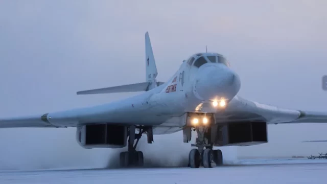 Rusia mueve dos bombarderos Tu-160 a solo 410 millas de EE. UU.