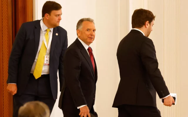 Witkoff llega a Moscú mientras se acerca la fecha límite de Trump para el alto el fuego en Ucrania