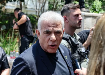 Yair Lapid condena ataque iraní contra civiles en Israel