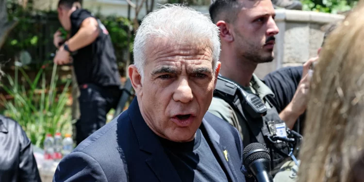 Yair Lapid condena ataque iraní contra civiles en Israel