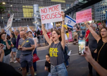 Manifestantes protestan por la liberación de rehenes retenidos por terroristas palestinos en la Franja de Gaza, frente al cuartel general militar de Kirya en Tel Aviv, el 28 de junio de 2025. (Erik Marmor/Flash90)
