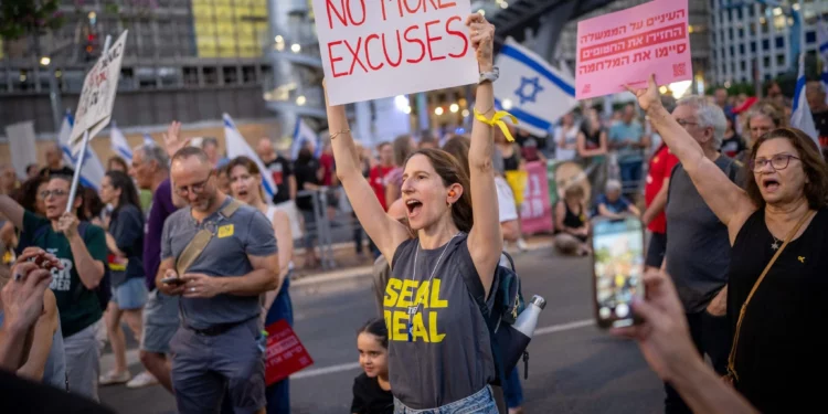 Manifestantes protestan por la liberación de rehenes retenidos por terroristas palestinos en la Franja de Gaza, frente al cuartel general militar de Kirya en Tel Aviv, el 28 de junio de 2025. (Erik Marmor/Flash90)