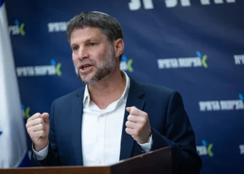 El ministro de Finanzas, Bezalel Smotrich, en una reunión de la facción del partido Sionismo Religioso en la Knéset, Jerusalén, el 5 de mayo de 2025. (Yonatan Sindel/Flash90)