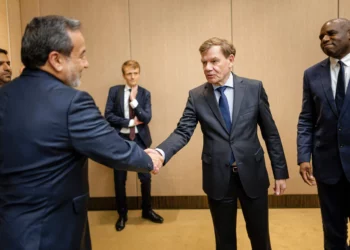El ministro de Asuntos Exteriores británico, David Lammy (der.), y el ministro de Asuntos Exteriores alemán, Johann Wadephul (2.º por la derecha), saludan al ministro de Asuntos Exteriores iraní, Abbas Araghchi (izq.), antes de una reunión sobre el programa nuclear de Teherán, en el Hotel Intercontinental de Ginebra, Suiza, el 20 de junio de 2025. (AFP)