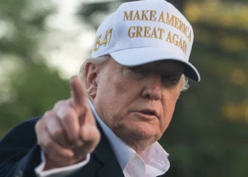 El presidente de Estados Unidos, Donald Trump, llega a la Casa Blanca en el Marine One el 27 de abril de 2025, en Washington. (Foto AP/Manuel Balce Ceneta)