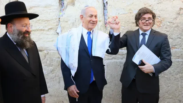 Presidente Milei ora en el Muro Occidental con Netanyahu
