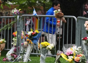 Ramos de flores junto a un homenaje improvisado para las víctimas de un atentado en el exterior del juzgado del condado de Boulder, Colorado, el 3 de junio de 2025. (David Zalubowski/ AP)