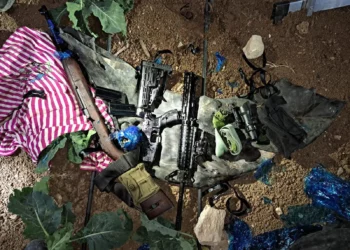 Armas capturadas por las fuerzas israelíes a una red de Hamás en la zona de Hebrón, Judea y Samaria, en una foto difundida el 29 de junio de 2025 (Shin Bet).