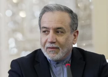 Esta fotografía, proporcionada por el Ministerio de Asuntos Exteriores de Irán, muestra al ministro de Asuntos Exteriores iraní, Abbas Araghchi, reunido con embajadores de otros países en Teherán el 15 de junio de 2025. (Ministerio de Asuntos Exteriores de Irán/AFP)