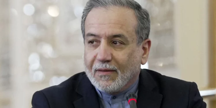 Esta fotografía, proporcionada por el Ministerio de Asuntos Exteriores de Irán, muestra al ministro de Asuntos Exteriores iraní, Abbas Araghchi, reunido con embajadores de otros países en Teherán el 15 de junio de 2025. (Ministerio de Asuntos Exteriores de Irán/AFP)