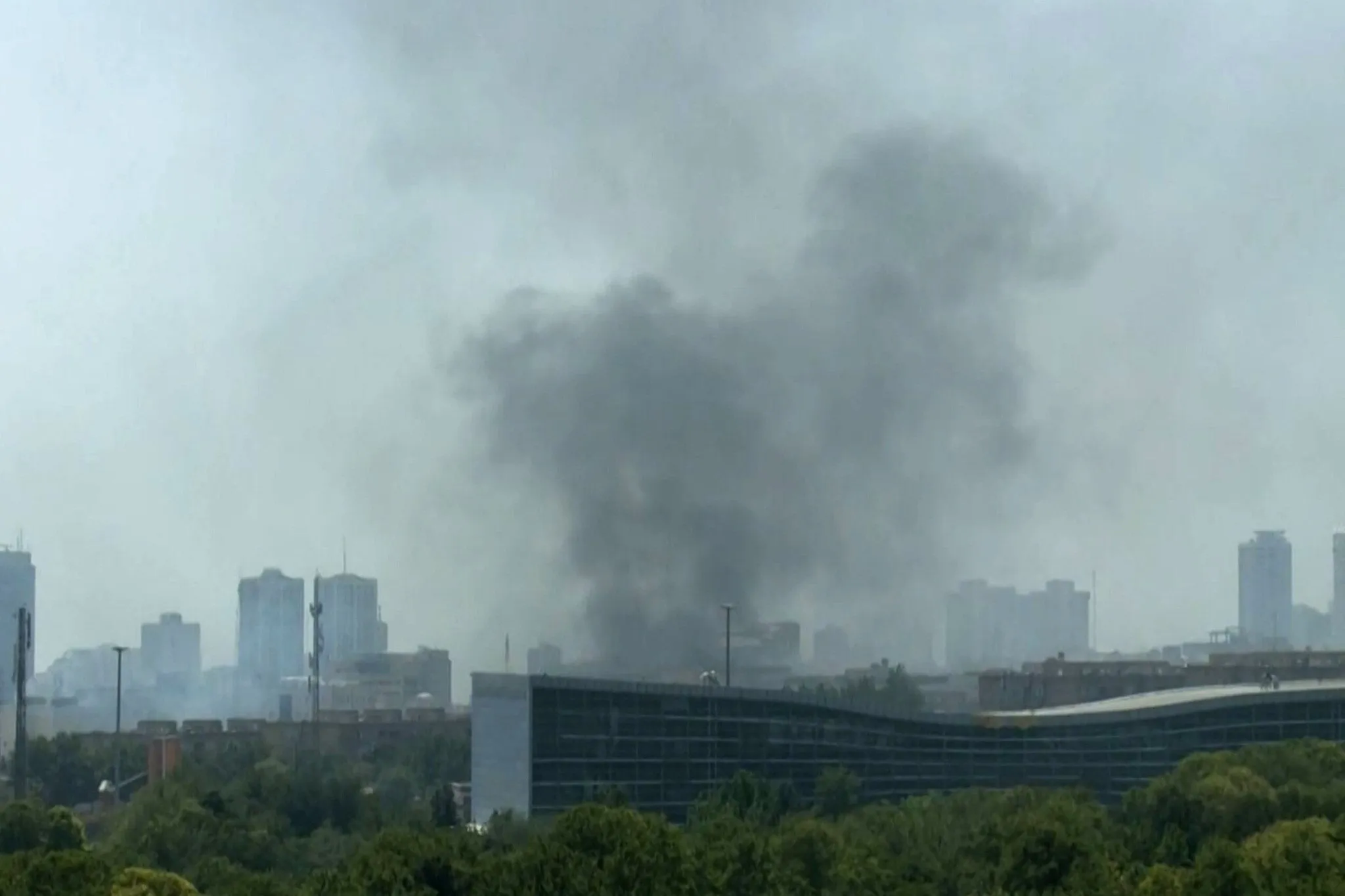 Esta captura tomada de imágenes de UGC publicadas en las redes sociales el 23 de junio de 2025 muestra humo después de los ataques israelíes en Teherán (UGC / AFP)