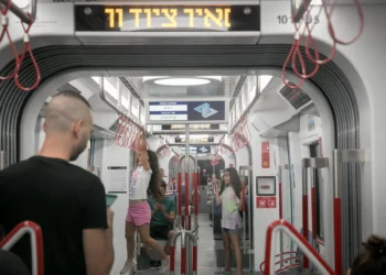El ministro de Finanzas, Bezalel Smotrich, y la ministra de Transporte, Miri Regev, anunciaron que el incremento programado en las tarifas del transporte público no se aplicará esta semana.