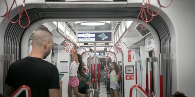 El ministro de Finanzas, Bezalel Smotrich, y la ministra de Transporte, Miri Regev, anunciaron que el incremento programado en las tarifas del transporte público no se aplicará esta semana.