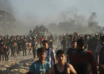 Palestinos cargan sacos y cajas con alimentos y ayuda humanitaria descargados de un convoy del Programa Mundial de Alimentos que se dirigía a la ciudad de Gaza, en el norte de la Franja de Gaza, el lunes 16 de junio de 2025. (Foto AP/Jehad Alshrafi)