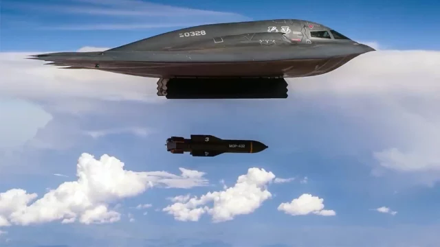 Aviones que pueden desplegar la GBU-57: capacidad y uso en Fordo