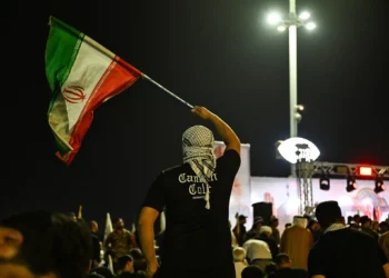 Un manifestante ondea una bandera iraní durante una protesta contra el ataque de Israel a Irán, en Basora, el 13 de junio de 2025. (Hussein FALEH / AFP)