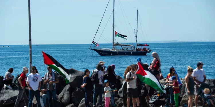 Barco activista que transportaba a Greta Thunberg llega a la costa egipcia en dirección a Gaza