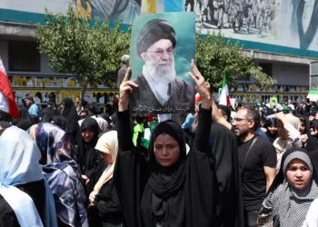 Un iraní lleva un retrato del líder supremo de Irán, el ayatolá Alí Jamenei, durante una manifestación antiisraelí en Teherán el 20 de junio de 2025. (AFP)