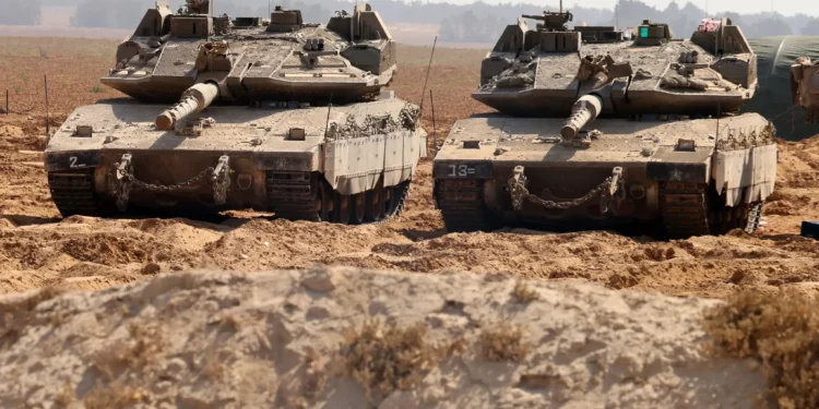 Tanques del ejército israelí toman posición en la frontera entre Israel y la Franja de Gaza el 22 de mayo de 2025. (Jack GUEZ / AFP)