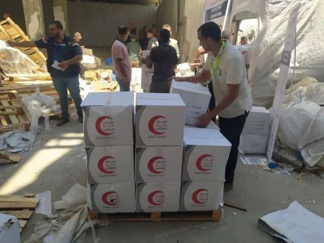 Camiones de ayuda humanitaria llegan al norte de Gaza pese a tensiones