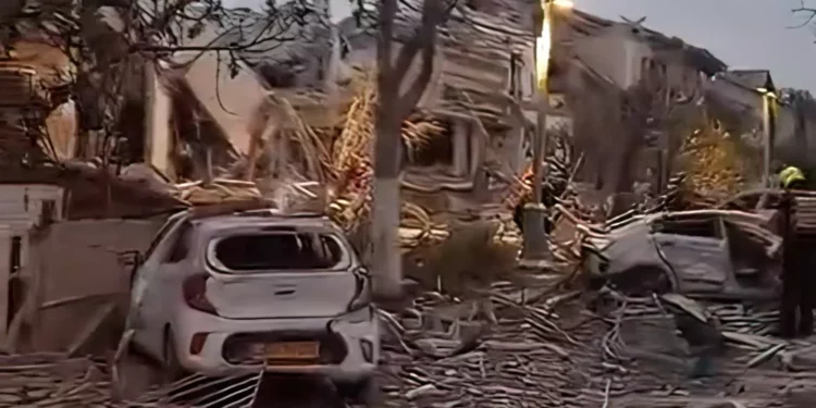 Dos personas atrapadas en un edificio y 14 heridas tras ser alcanzadas por un misil en el centro de Israel