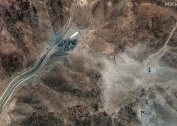 Esta imagen satelital proporcionada por Maxar Technologies, tomada el 24 de junio de 2025, muestra nuevos cráteres provocados por ataques aéreos en una instalación perimetral de la central nuclear iraní de Fordo, al noreste de la ciudad de Qom. (Imagen satelital ©2025 Maxar Technologies/AFP)