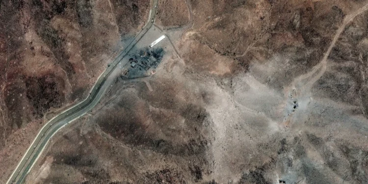 Esta imagen satelital proporcionada por Maxar Technologies, tomada el 24 de junio de 2025, muestra nuevos cráteres provocados por ataques aéreos en una instalación perimetral de la central nuclear iraní de Fordo, al noreste de la ciudad de Qom. (Imagen satelital ©2025 Maxar Technologies/AFP)