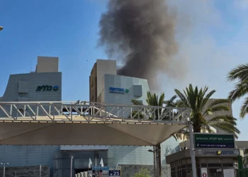 Se eleva humo tras un ataque con misiles iraníes contra el Centro Médico Soroka de Beersheba, 19 de junio de 2025 (Dudu Greenspan/Flash90)
