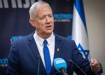 El líder del Partido de Unidad Nacional, el diputado Benny Gantz, preside una reunión de la facción en la Knéset, Jerusalén, el 26 de mayo de 2025. (Noam Revkin Fenton/Flash90)