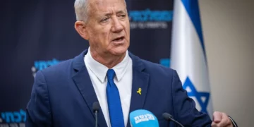 El líder del Partido de Unidad Nacional, el diputado Benny Gantz, preside una reunión de la facción en la Knéset, Jerusalén, el 26 de mayo de 2025. (Noam Revkin Fenton/Flash90)