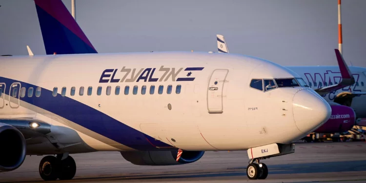 Un avión de El Al llega desde Francia al aeropuerto Ben Gurion, cerca de Tel Aviv, el 1 de agosto de 2024. (Tomer Neuberg / Flash90)