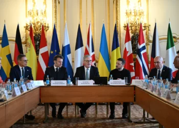 (De izq. a der.) La presidenta de la Comisión Europea, Ursula von der Leyen; el presidente de Finlandia, Alexander Stubb; el presidente de Francia, Emmanuel Macron; el primer ministro británico, Keir Starmer; el presidente de Ucrania, Volodymyr Zelensky; el presidente interino de Rumania, Ilie Bolojan; el presidente del Consejo Europeo, Antonio Costa; y el primer ministro de Canadá, Justin Trudeau, comienzan una reunión plenaria en una cumbre celebrada en Lancaster House, en el centro de Londres, el 2 de marzo de 2025. (JUSTIN TALLIS / POOL / AFP)