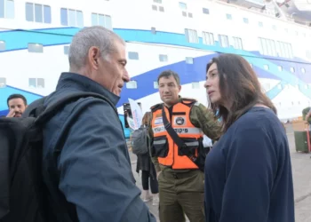 Crucero trae a 2.000 israelíes varados desde Chipre a Ashdod