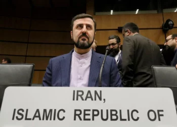 En esta foto de archivo del 21 de noviembre de 2019, el embajador de Irán ante el Organismo Internacional de Energía Atómica (OIEA), Kazem Gharibabadi, espera el inicio de la reunión de la junta de gobernadores del OIEA en el Centro Internacional de Viena, Austria (Foto AP/Ronald Zak, archivo)