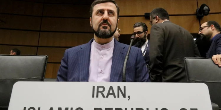 En esta foto de archivo del 21 de noviembre de 2019, el embajador de Irán ante el Organismo Internacional de Energía Atómica (OIEA), Kazem Gharibabadi, espera el inicio de la reunión de la junta de gobernadores del OIEA en el Centro Internacional de Viena, Austria (Foto AP/Ronald Zak, archivo)