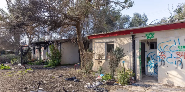 Destrucción causada por terroristas de Hamás en el kibutz Nirim el 7 de octubre de 2023, cerca de la frontera entre Israel y Gaza, al sur de Israel, vista el 21 de enero de 2024. (Yossi Aloni/Flash90)