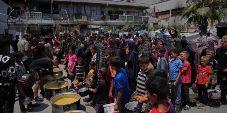 Palestinos hacen fila para recibir alimentos donados en un comedor comunitario en la ciudad de Gaza, el 10 de junio de 2025. (Foto AP/Jehad Alshrafi)
